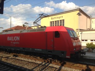 Lok im Bahnhof Tuttlingen, Bahnhofsgebäude im Hintergrund