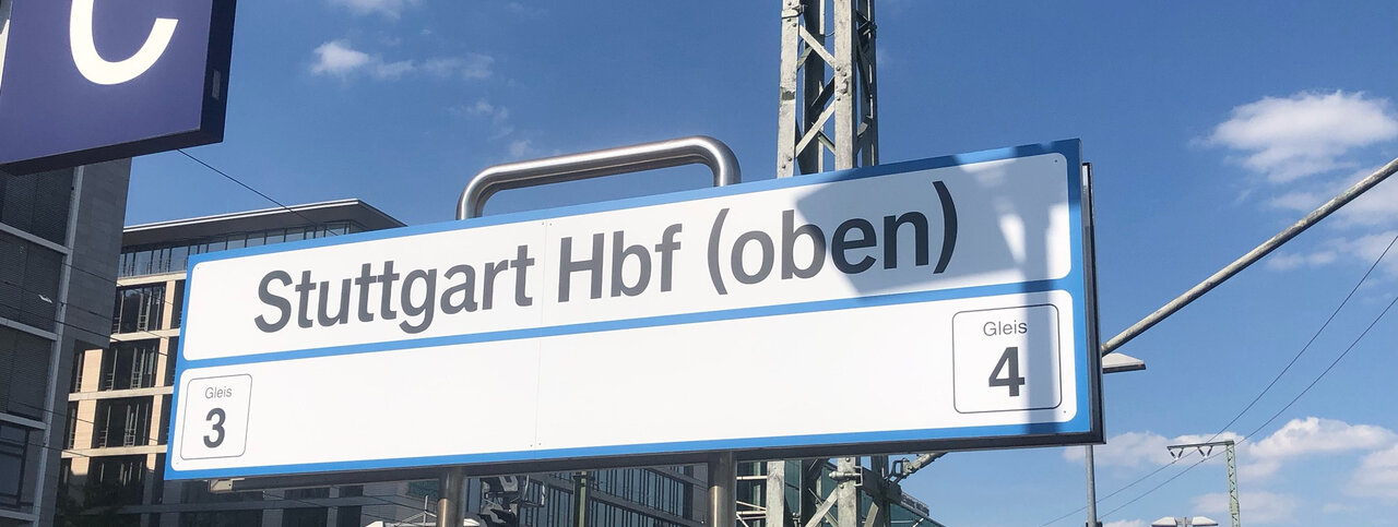 Stuttgart Hbf Oben Bahnhofsschild
