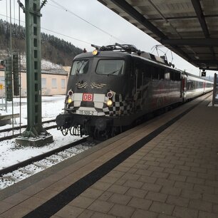 Lok im Bahnhof Tuttlingen im Winter