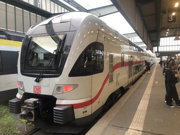 Gäubahn-IC im Stuttgarter Hauptbahnhof (oben)