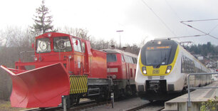 Schneepfluglok + Zug nach Stuttgart im Hauptbahnhof Freudenstadt